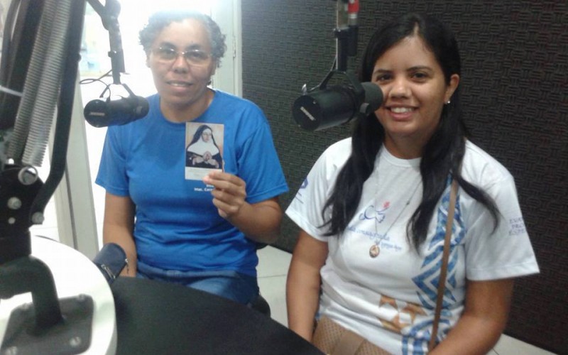 Aspirantes e noviça da Comunidade de Picos, em entrevista a rádio FM.