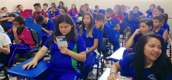 Trabalho de prevenção ao tráfico de pessoas nas escolas em Manaus.