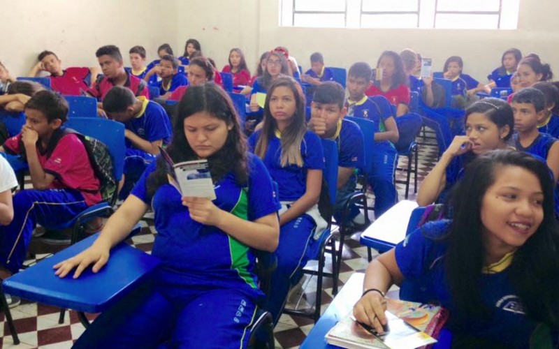 Trabalho de prevenção ao tráfico de pessoas nas escolas em Manaus.